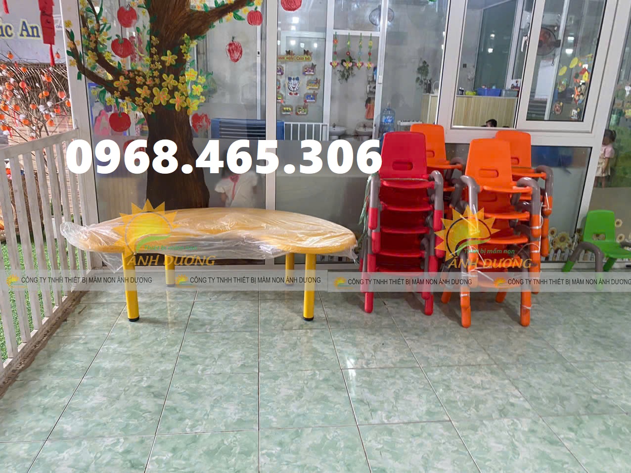Bàn bán nguyệt mầm non, bàn oval mầm non, ghế tay vịn mầm non