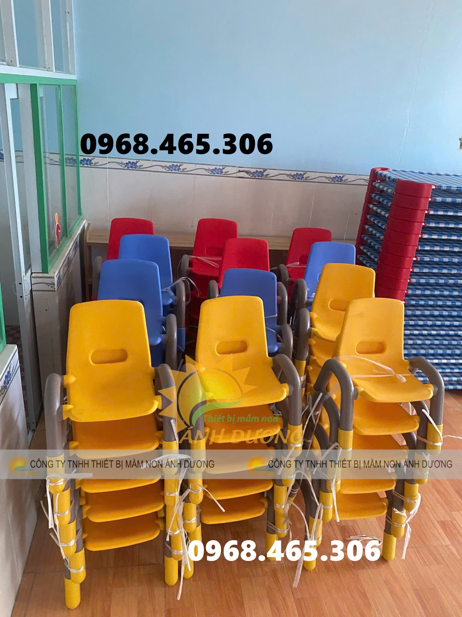 Bàn bán nguyệt mầm non, bàn oval mầm non, ghế tay vịn mầm non