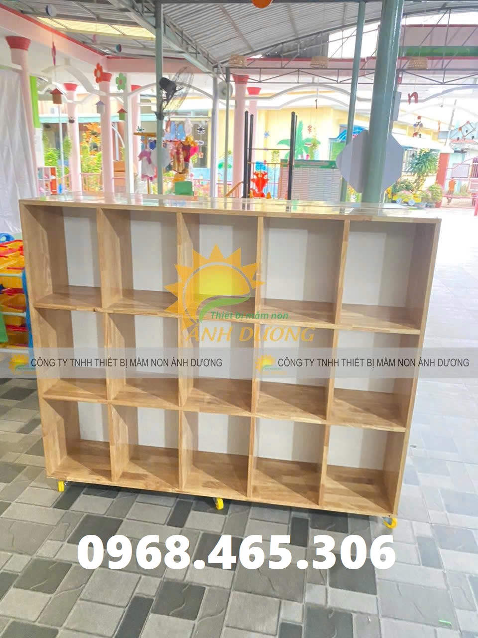 bàn gỗ tròn mầm non, bàn gỗ mầm non giá rẻ, kệ gỗ mầm non