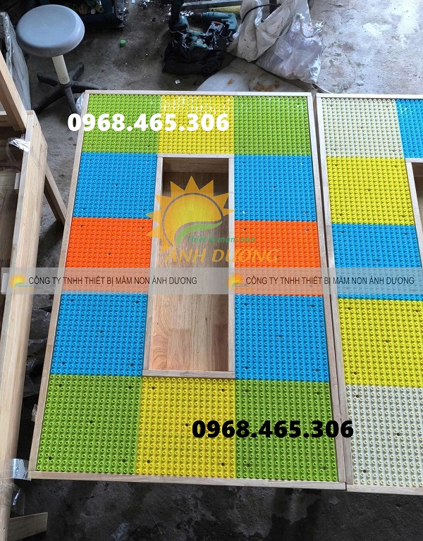 Bàn lego trẻ em, bàn xếp lego cho bé, bàn lego mầm non, tường gắn lego