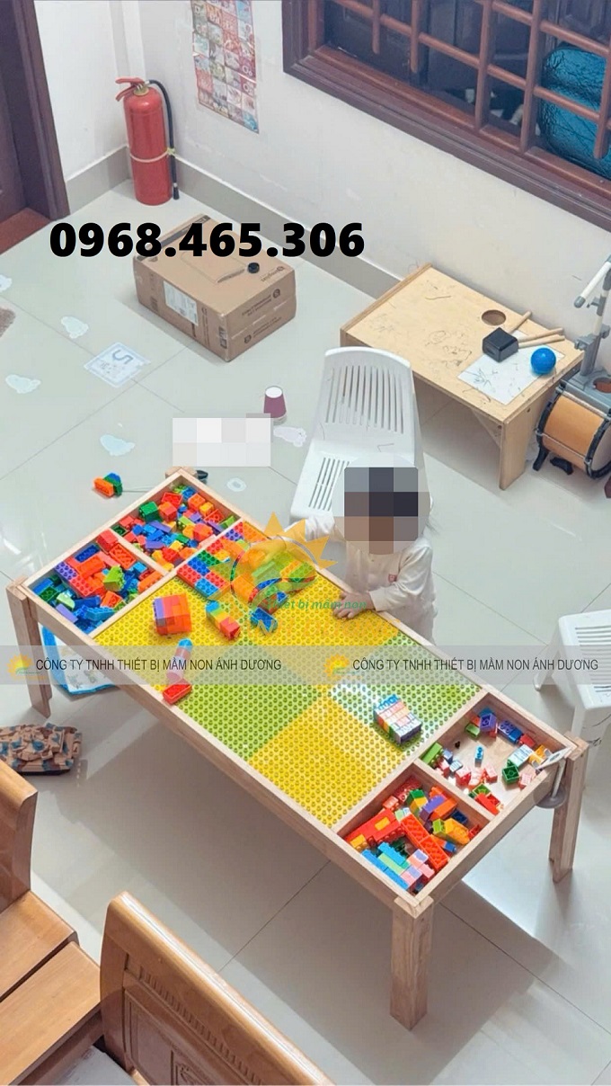 Bàn lego trẻ em, bàn xếp lego cho bé, bàn lego mầm non, tường gắn lego