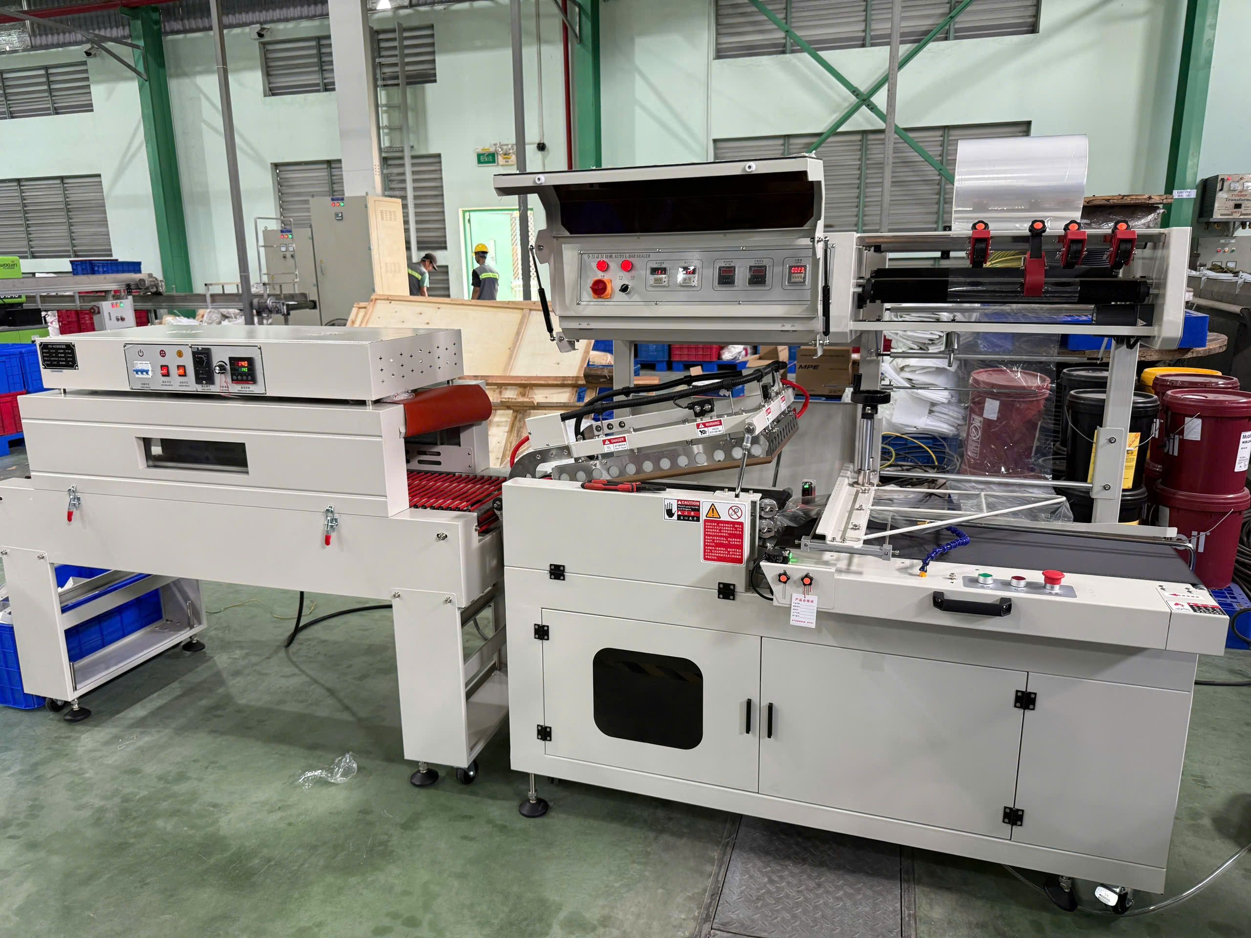 Máy bọc màng co tự động bọc chén đĩa mo cau