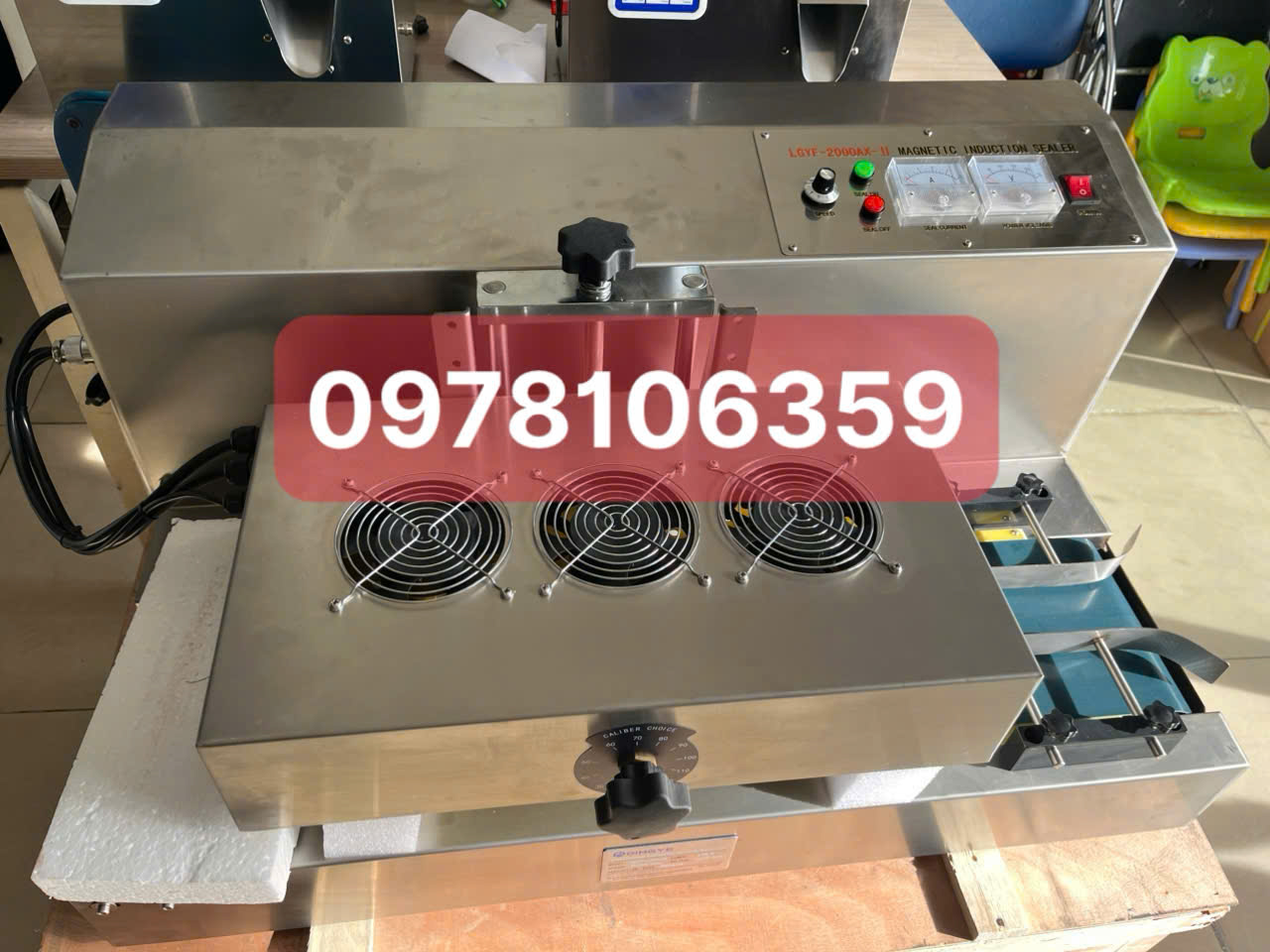 Máy dán màng siu tự động, máy ép màng nhôm nắp chai, máy ép siu nắp