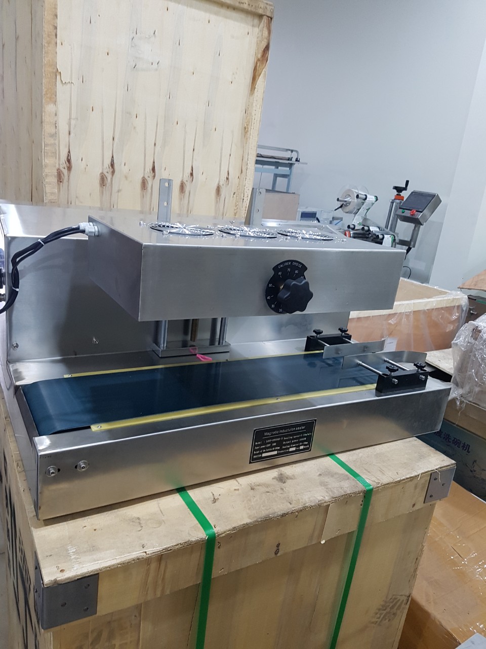 Máy dán màng siu tự động, máy ép màng nhôm nắp chai, máy ép siu nắp