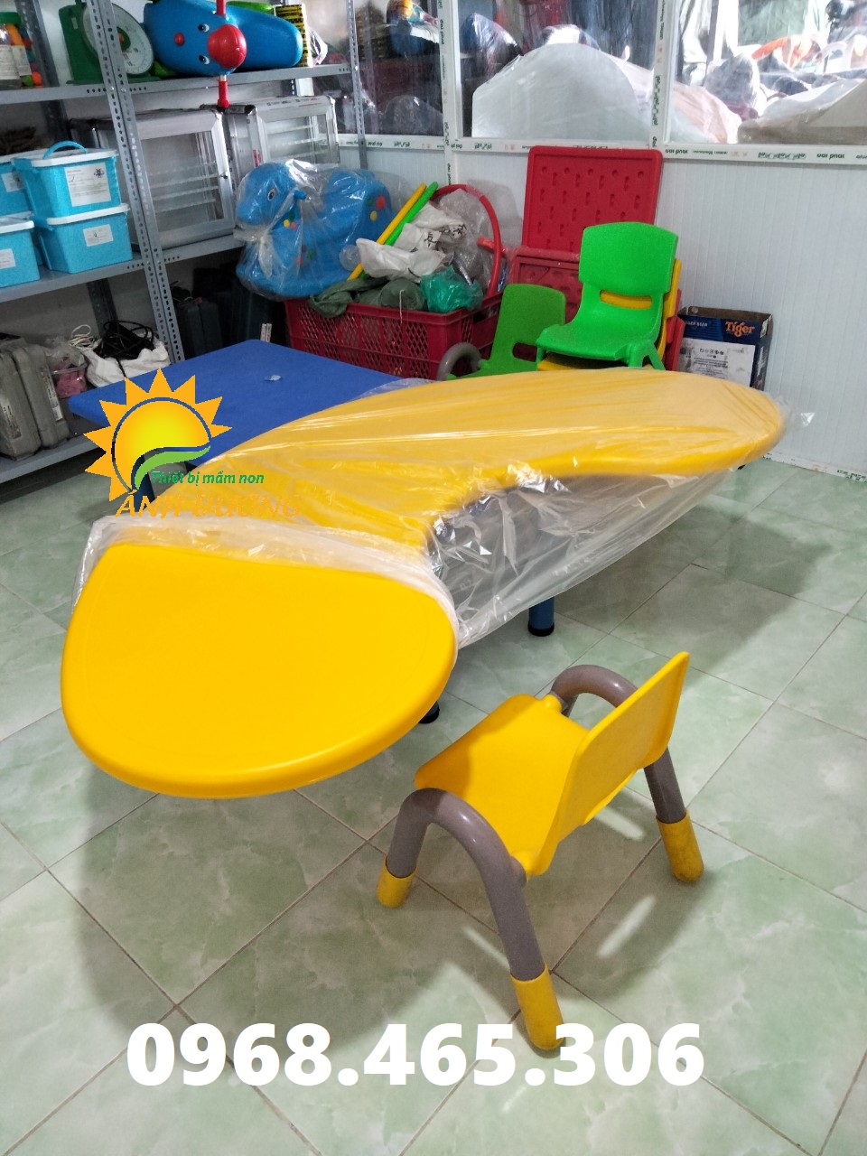 Bàn bán nguyệt mầm non, bàn oval mầm non nhập khẩu 4 màu