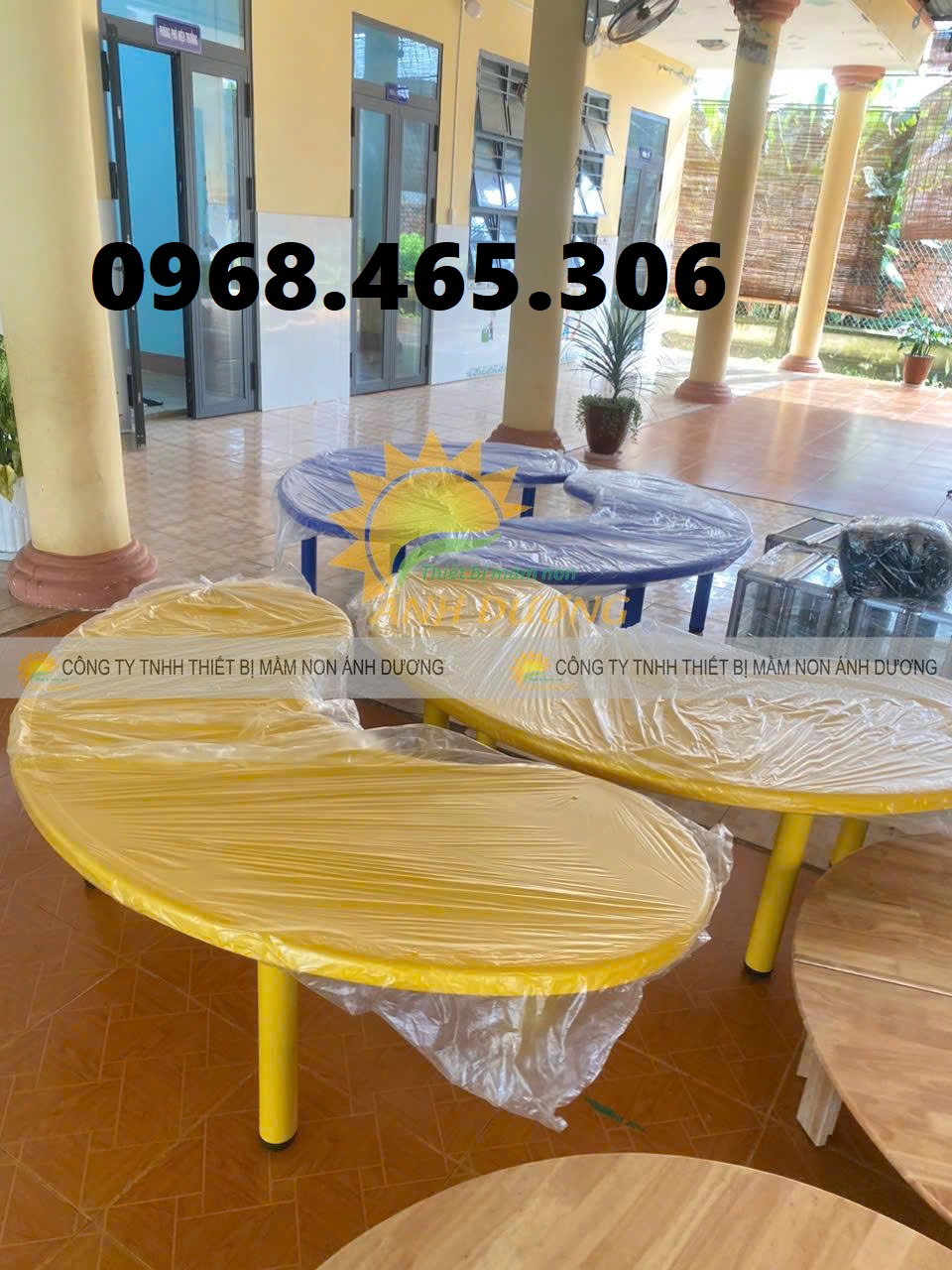Bàn bán nguyệt mầm non, bàn oval mầm non nhập khẩu 4 màu