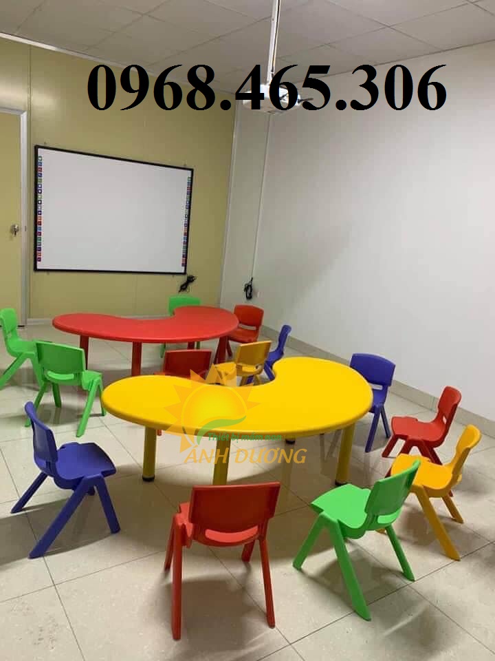 Bàn bán nguyệt mần non, bàn vòng cung mầm non nhập khẩu