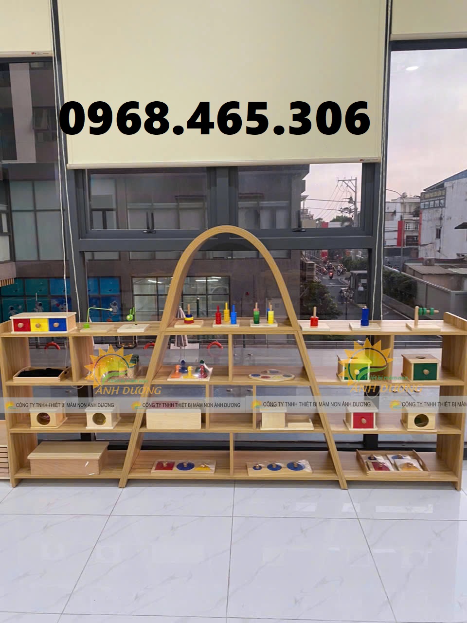 Kệ gỗ cao su mầm non, kệ 3 tầng mầm non giá rẻ, kệ nhf trẻ mẫu giáo