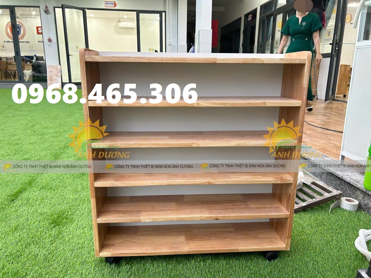 Kệ gỗ cao su mầm non, kệ 3 tầng mầm non giá rẻ, kệ nhf trẻ mẫu giáo