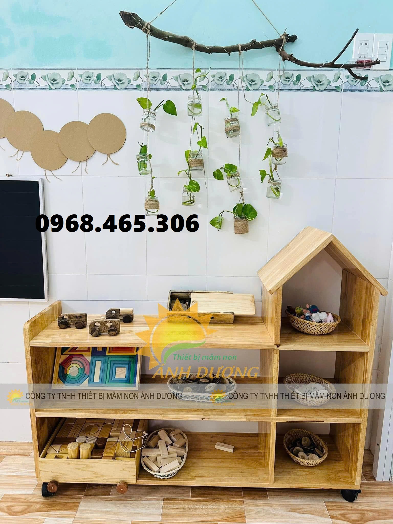 Kệ gỗ cao su 3 tầng, kệ gỗ mầm non, kệ gỗ nhà trẻ mẫu giáo