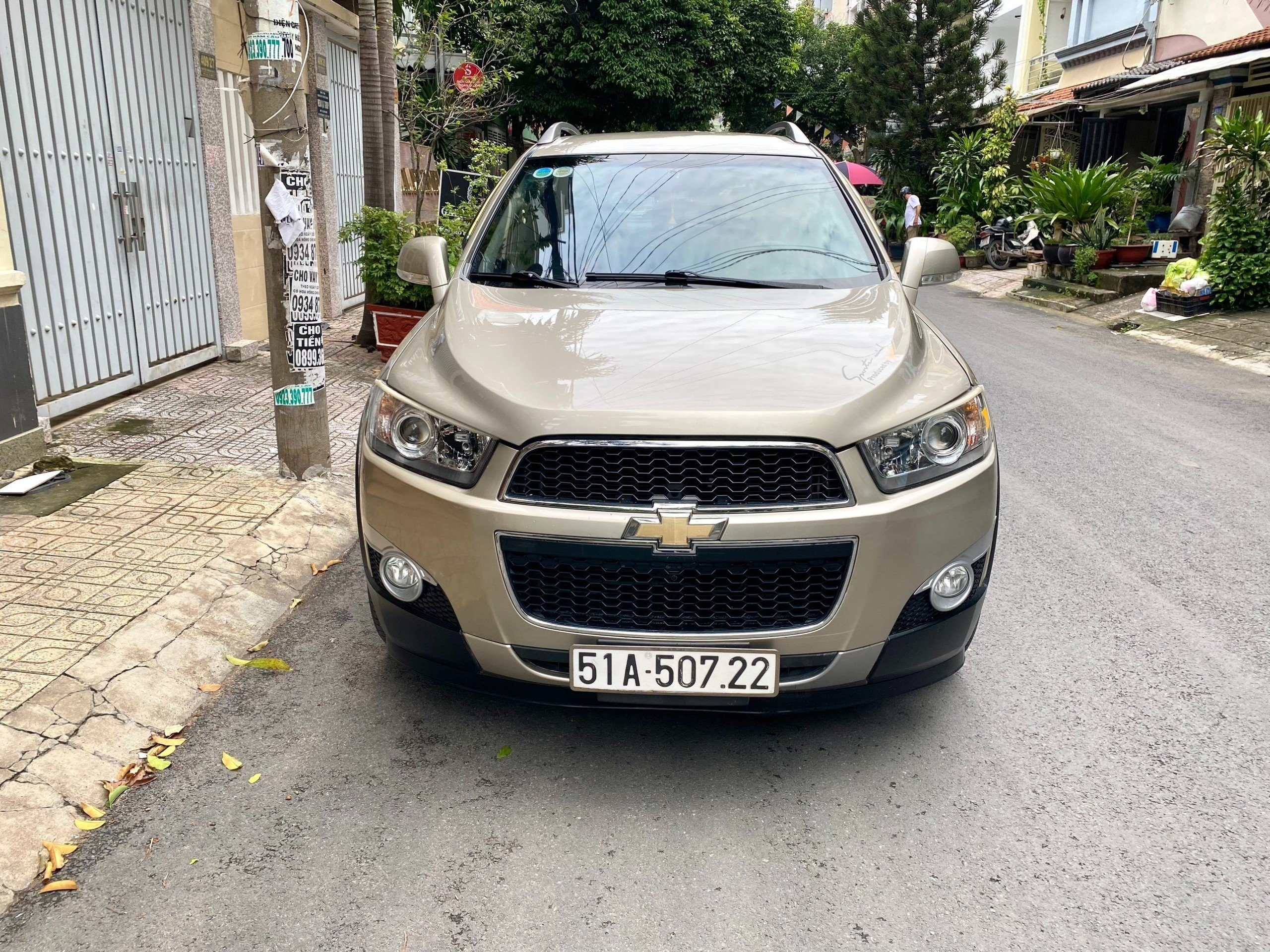 Cần bán chiếc xe Chevrolet Captiva LTZ 2014 MÀU VÀNG NGHI