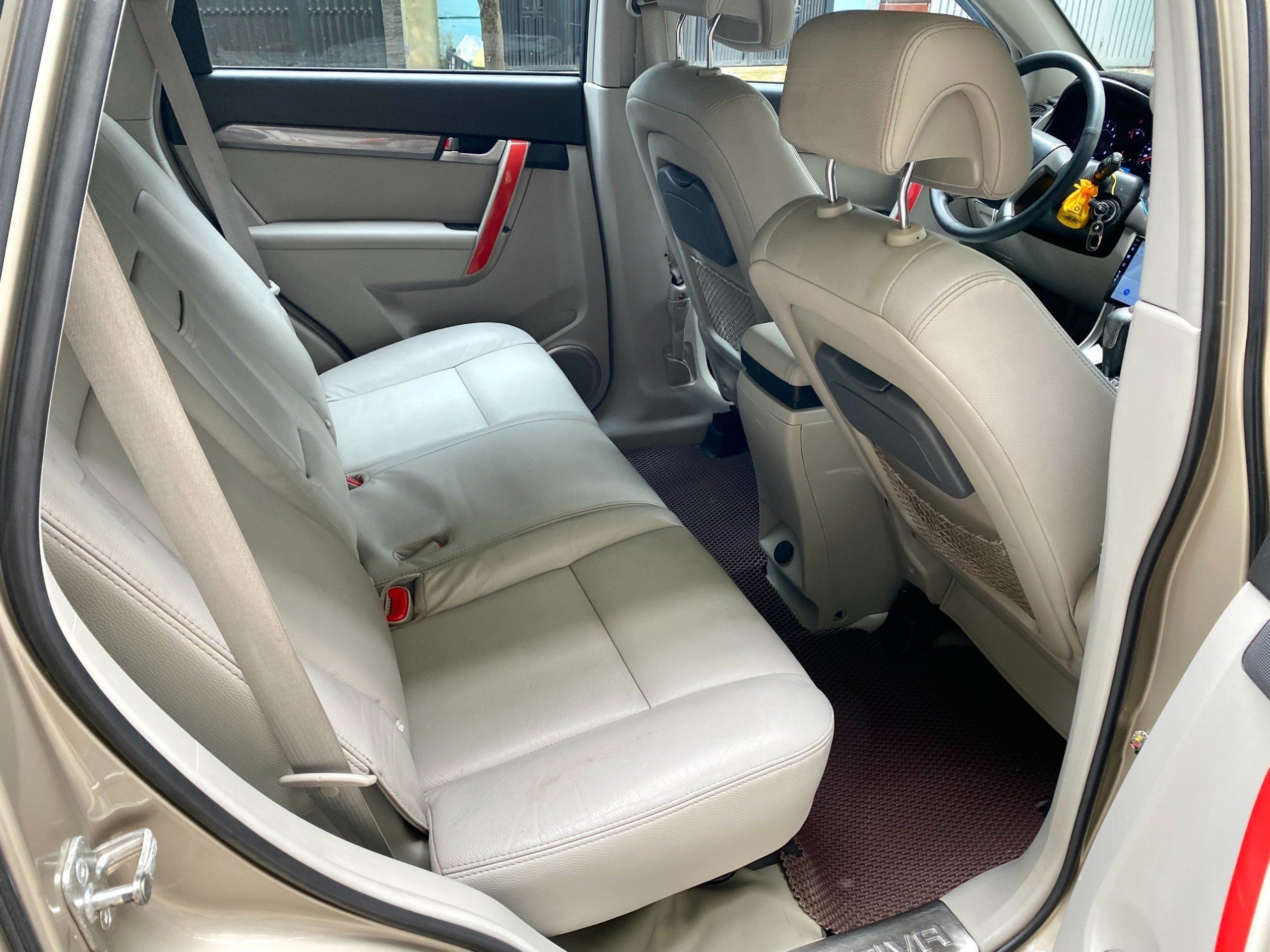 Cần bán chiếc xe Chevrolet Captiva LTZ 2014 MÀU VÀNG NGHI