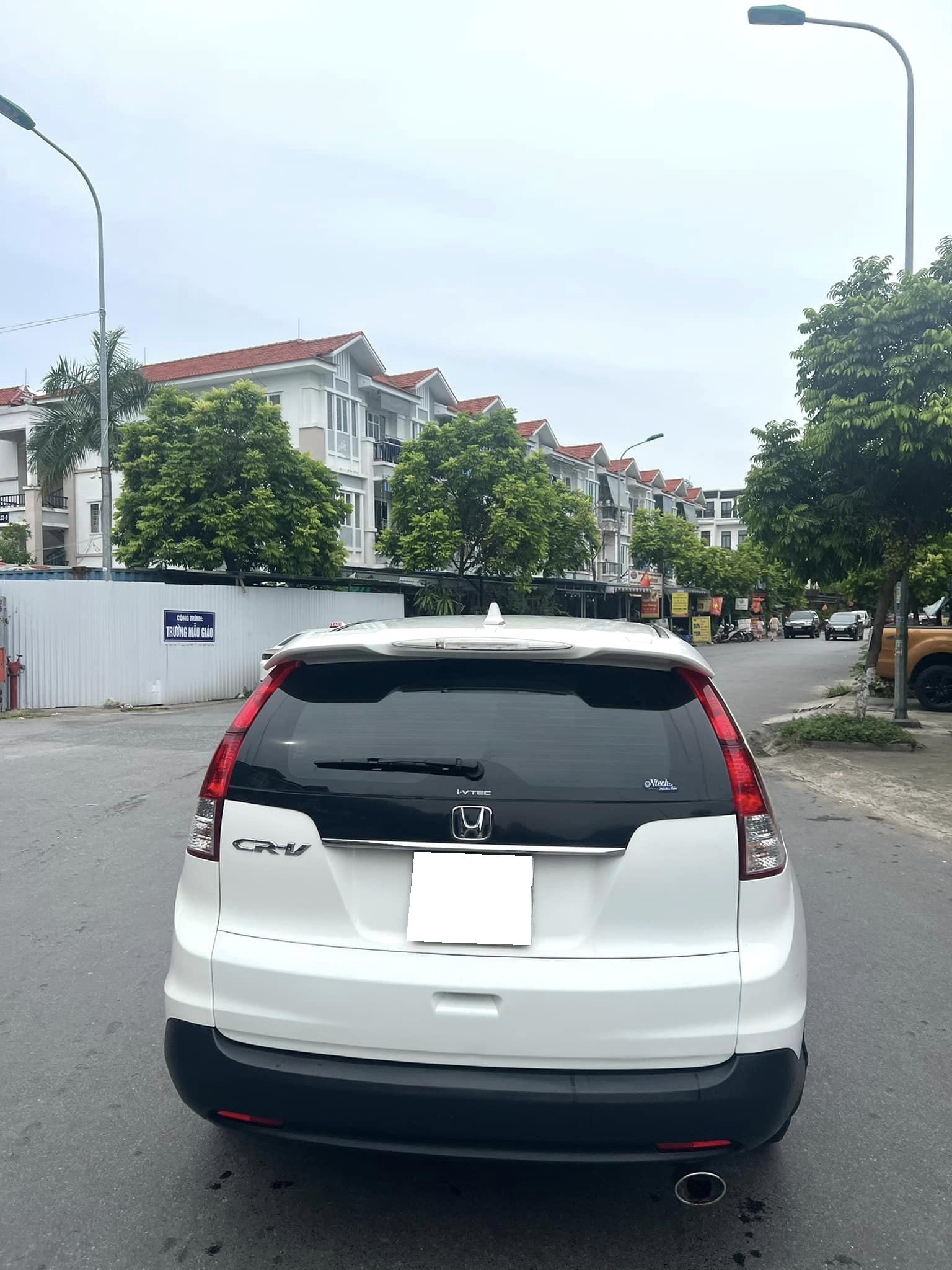 Cần bán xe Honda CR-V số tự động màu trắng