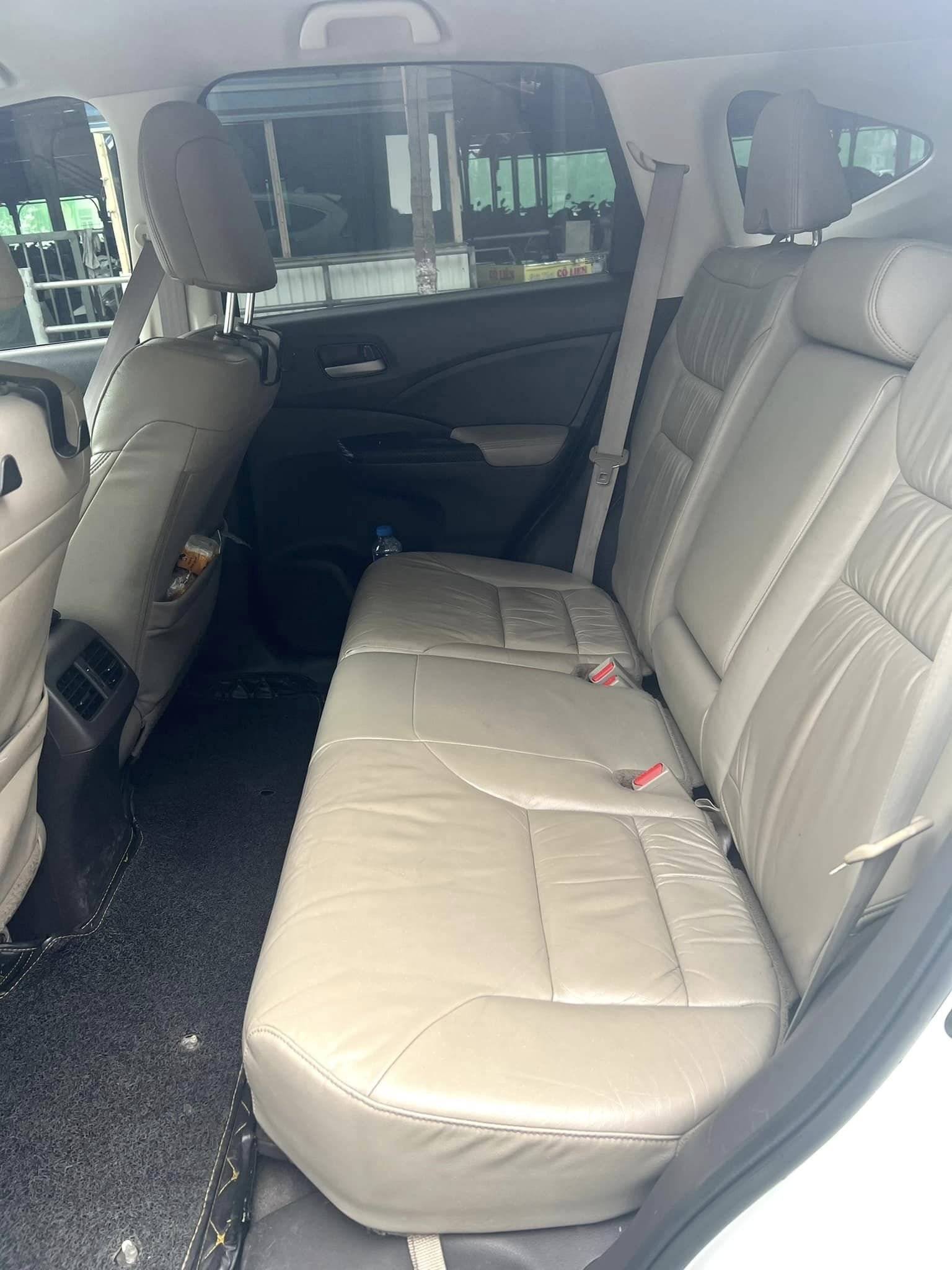 Cần bán xe Honda CR-V số tự động màu trắng