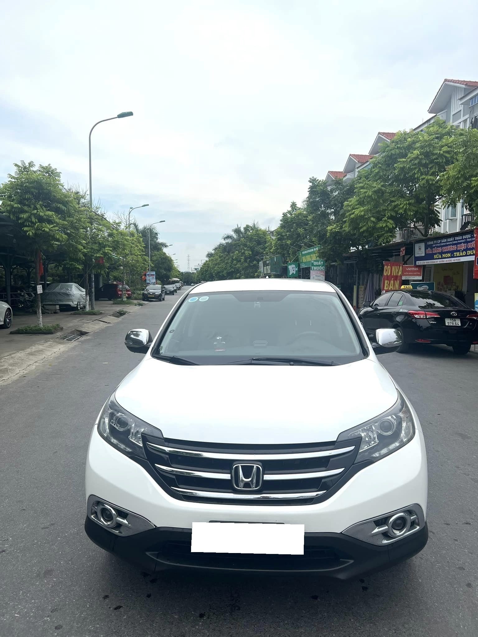 Cần bán xe Honda CR-V số tự động màu trắng