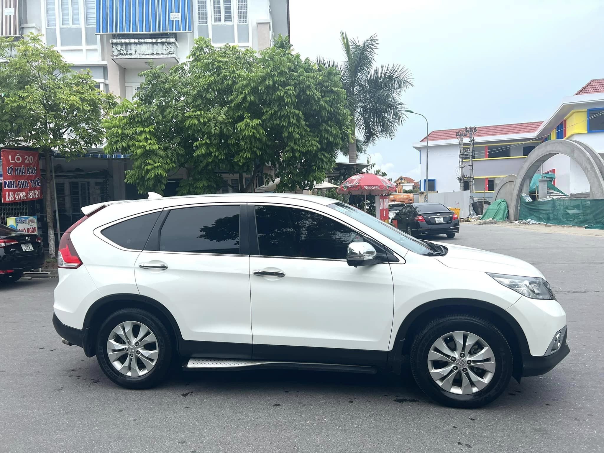 Cần bán xe Honda CR-V số tự động màu trắng