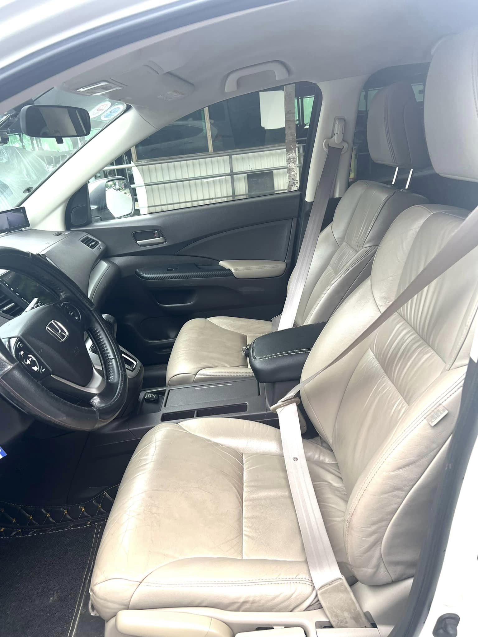 Cần bán xe Honda CR-V số tự động màu trắng