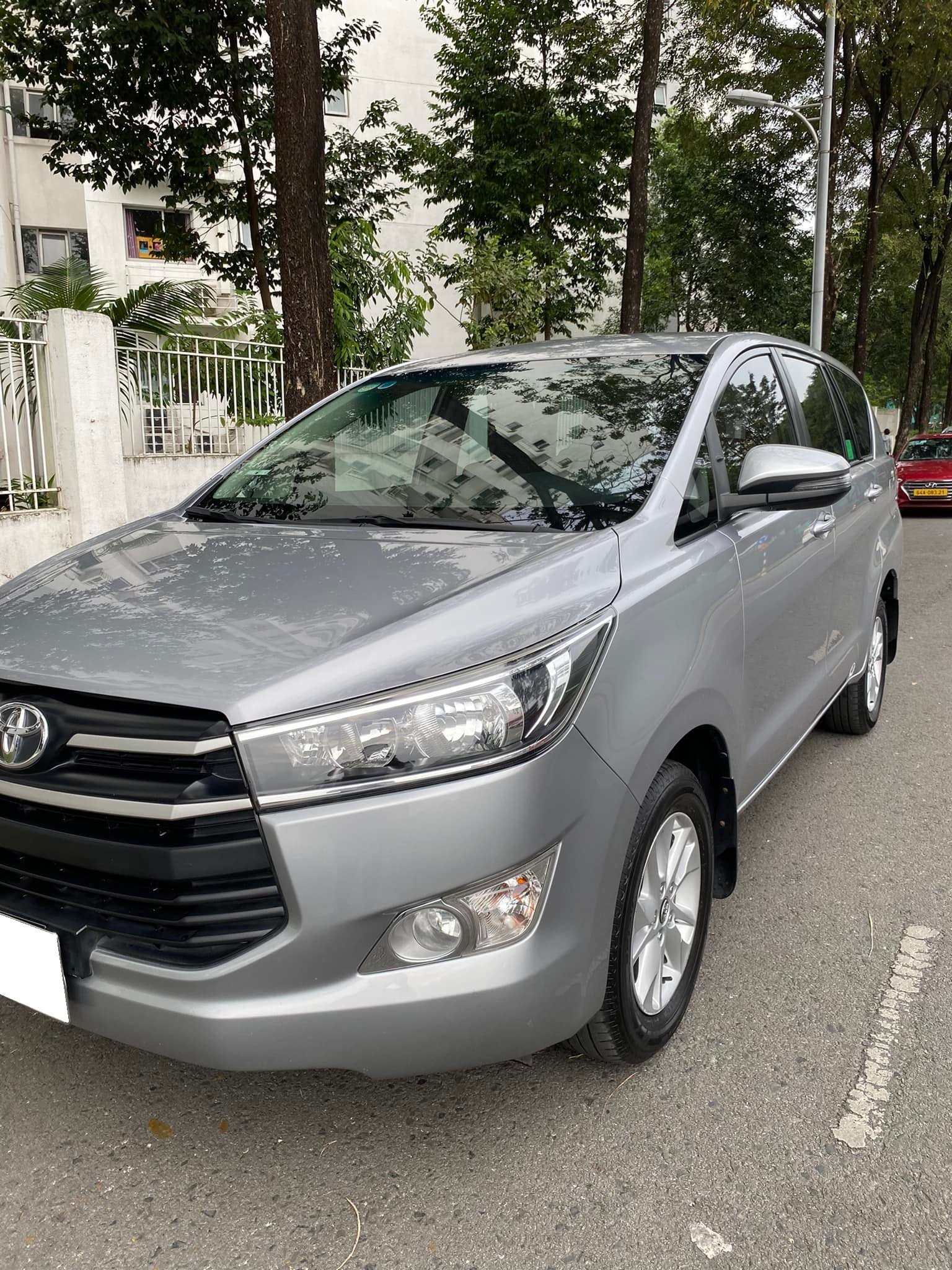 Cần bán xe Toyota 2014 số tự động màu bạc mới ken