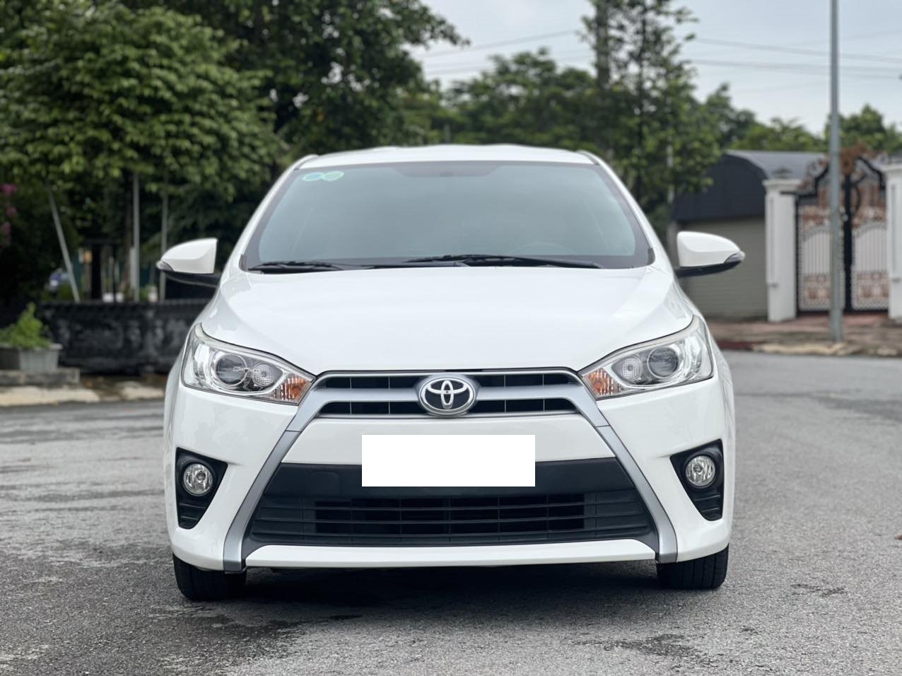 Bán xe Toyota Yaris 2017 G số tự đọng màu trắng