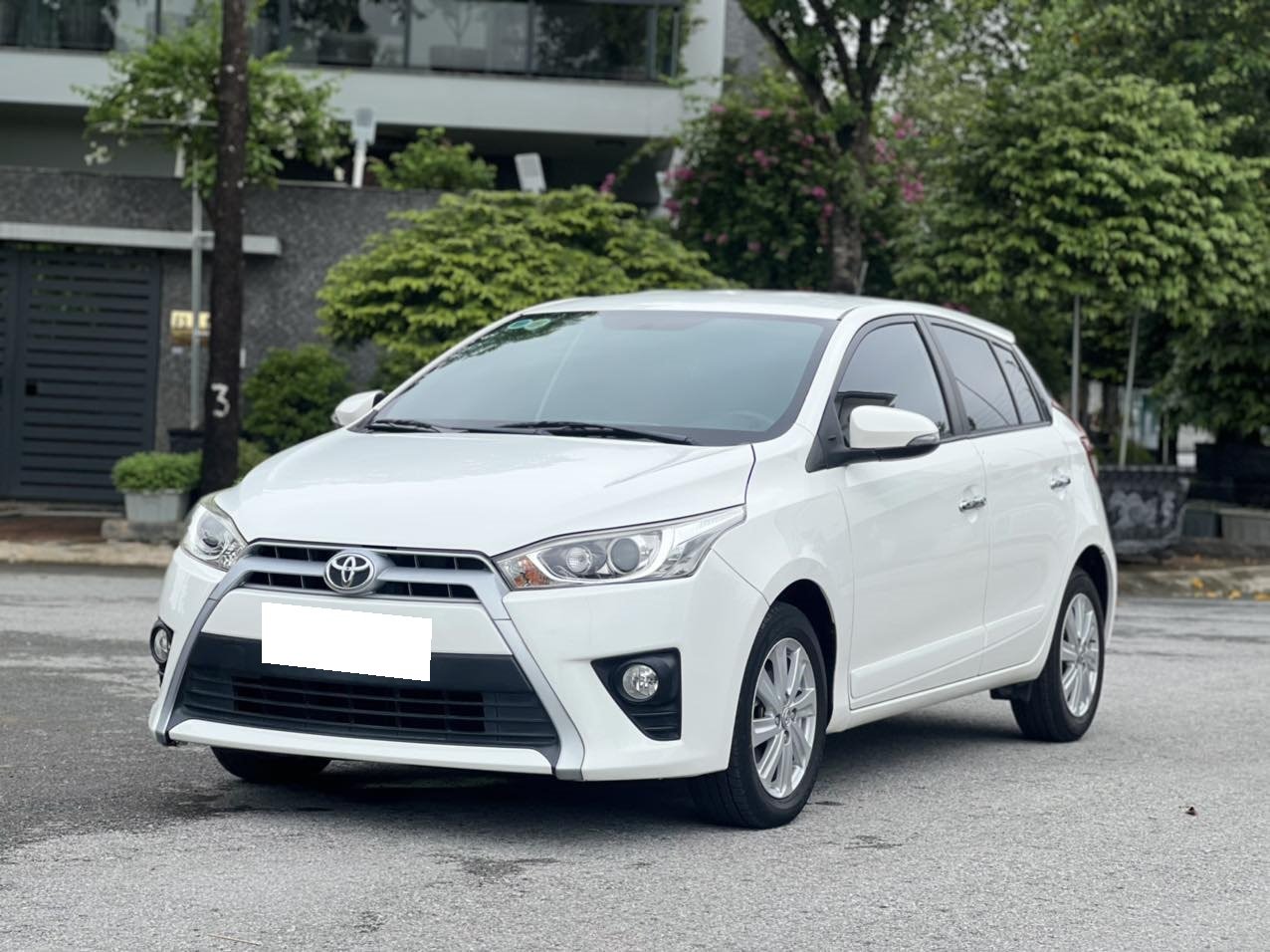 Bán xe Toyota Yaris 2017 G số tự đọng màu trắng