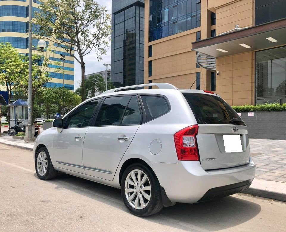 Bán xe Kia Carens 2014 số sàn màu bạc còn mới