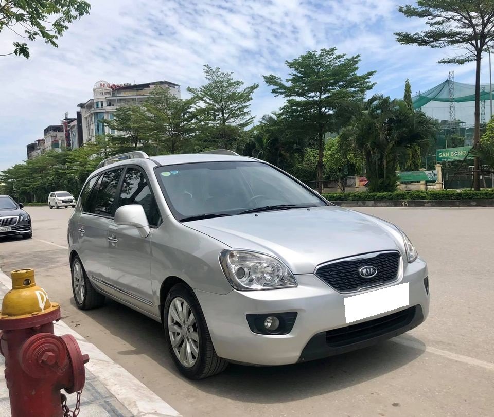 Bán xe Kia Carens 2014 số sàn màu bạc còn mới