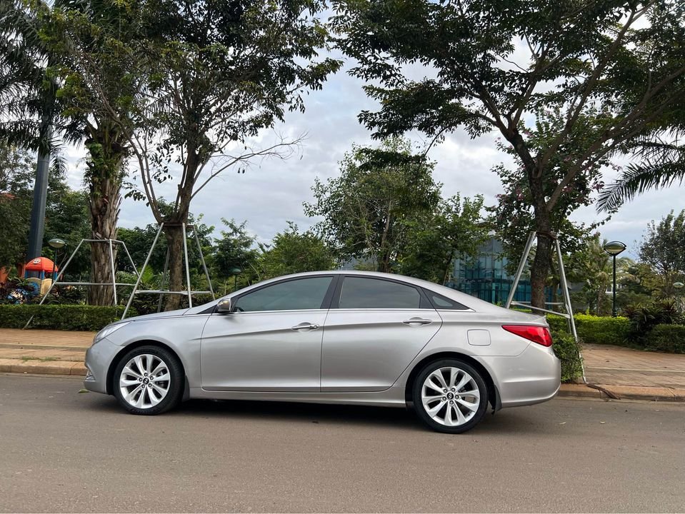 Cần bán xe Sonata 2010 at full option màu bạc