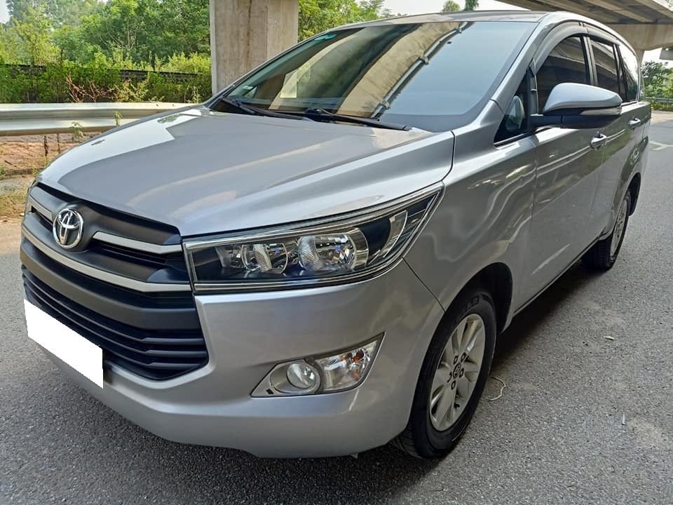 Cần bán Toyota innova 2017 số sàn màu xám