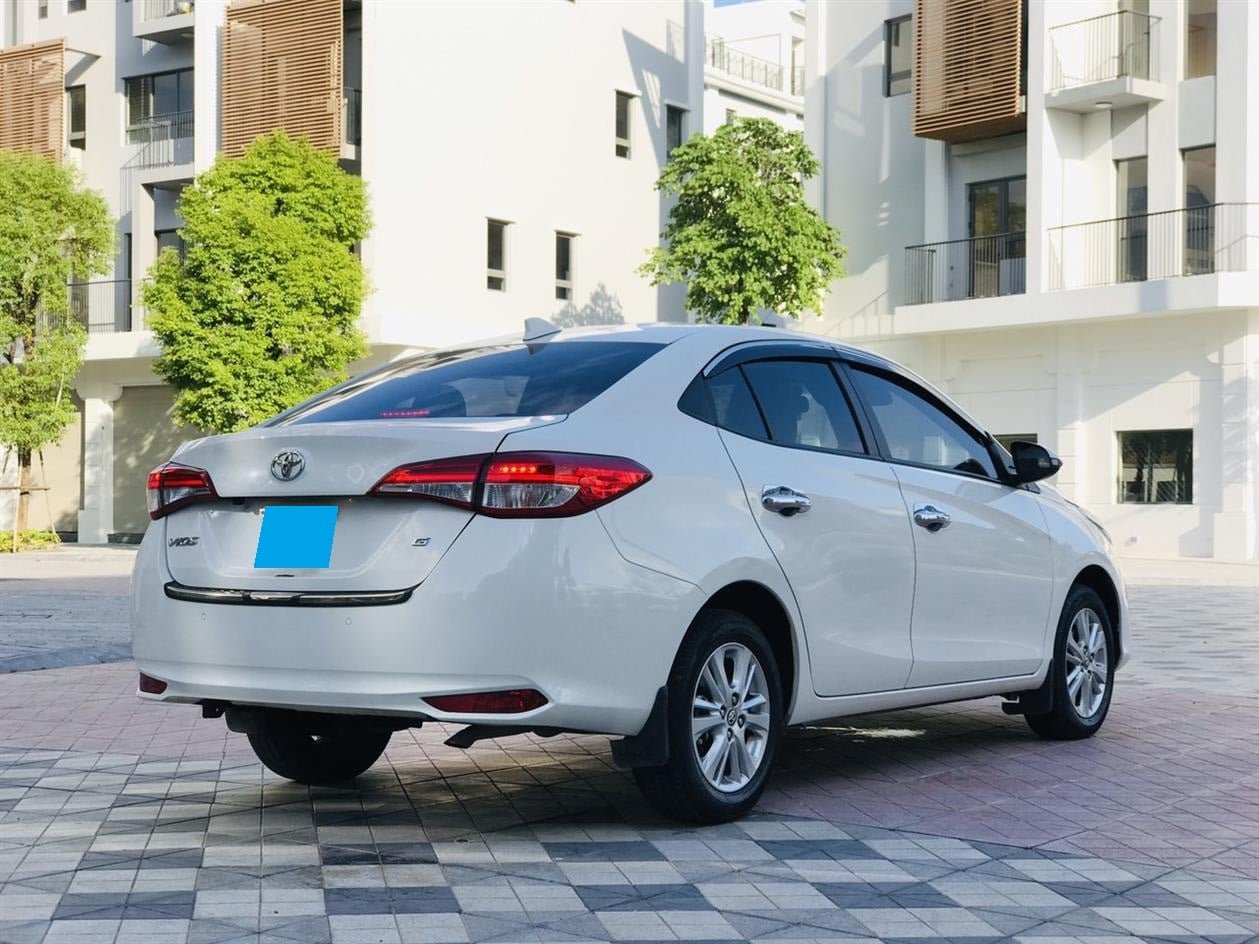 Cần bán Toyota Vios 2018 số tự động màu trắng