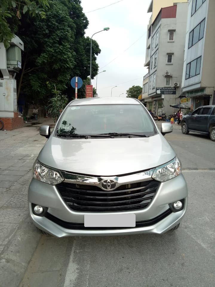 Cần bán Toyota Avanza 2019 số tự động màu bạc