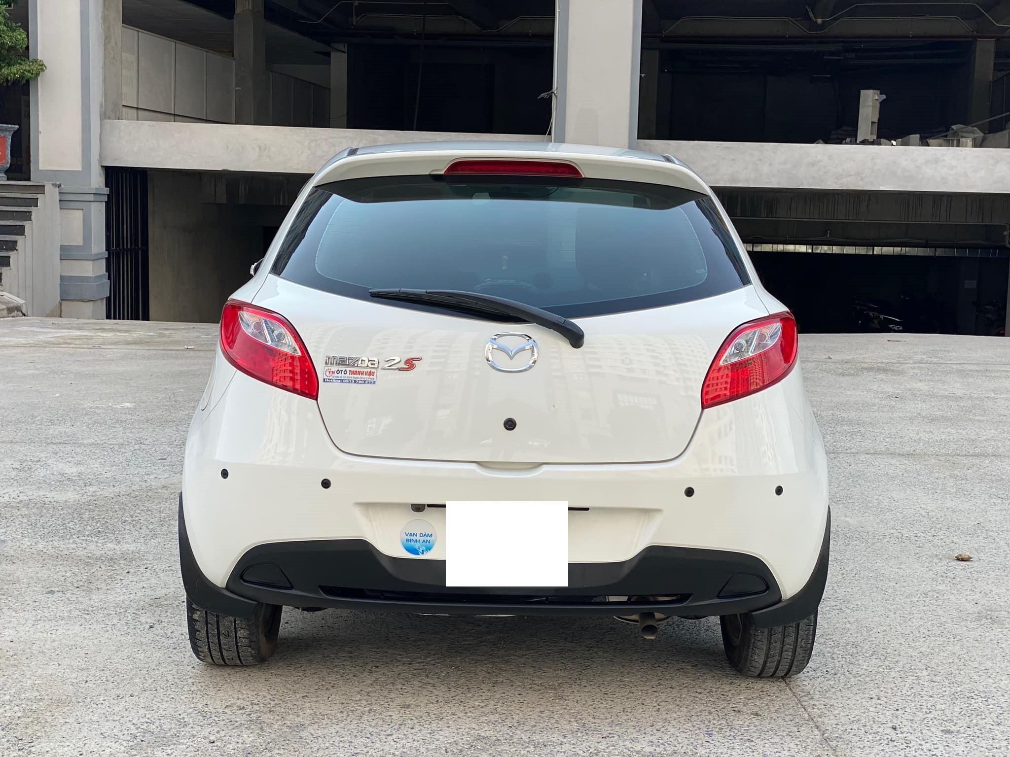 Bán xe Mazda2 2013 số tự động màu trắng tinh