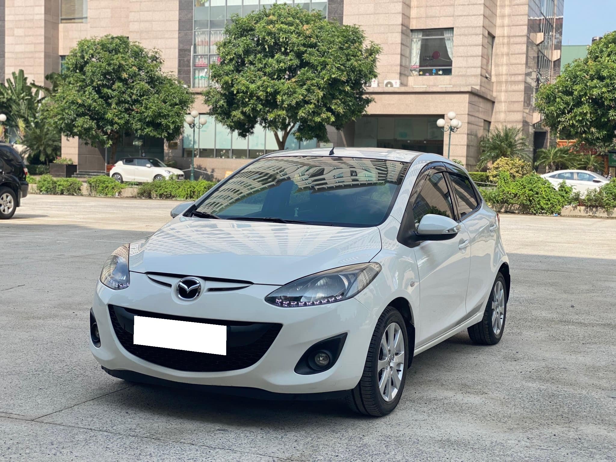 Bán xe Mazda2 2013 số tự động màu trắng tinh