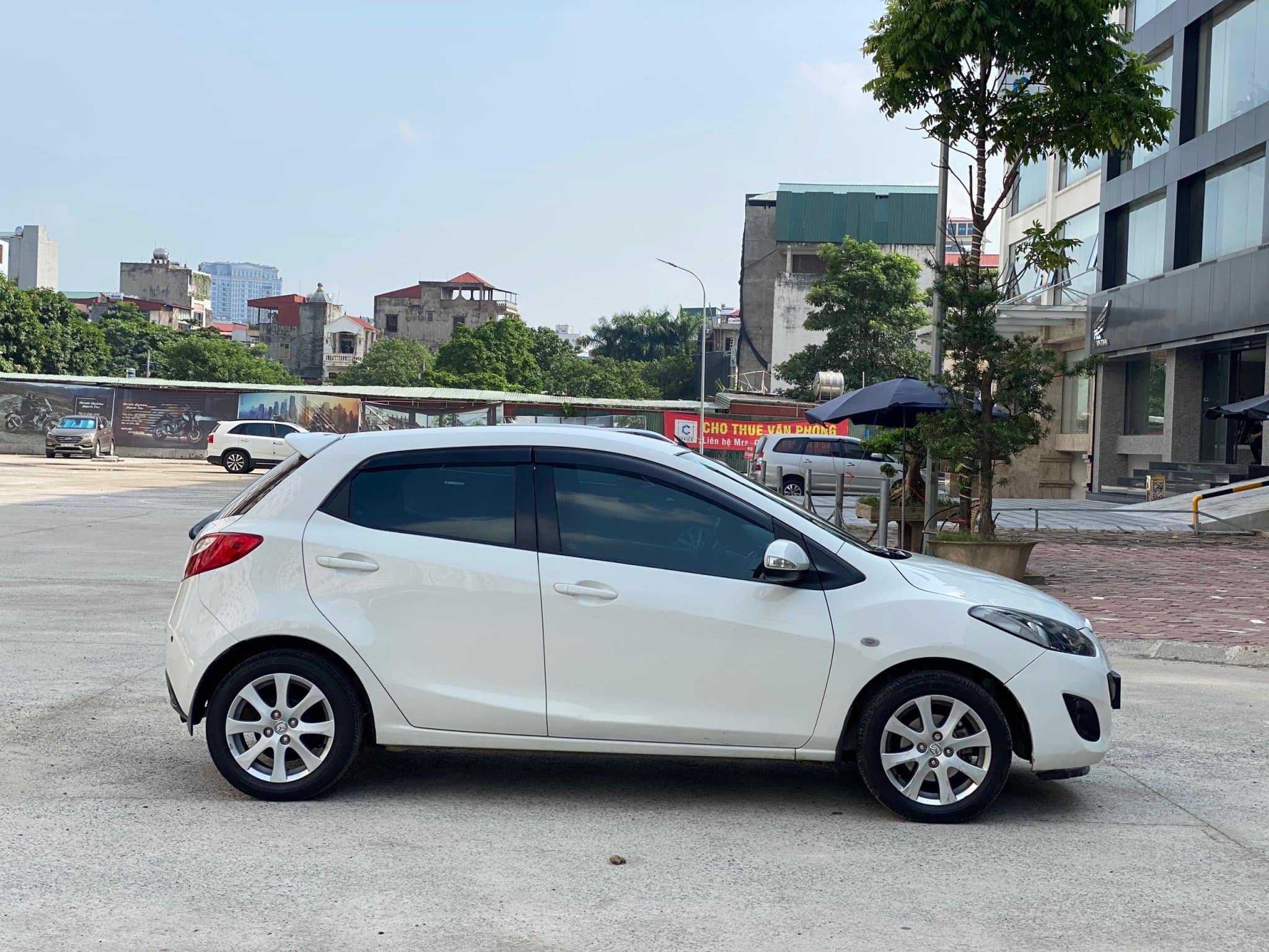 Bán xe Mazda2 2013 số tự động màu trắng tinh