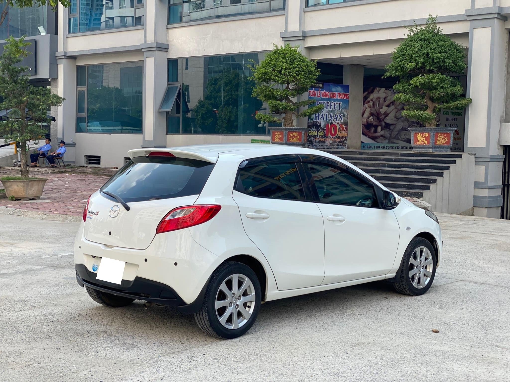 Bán xe Mazda2 2013 số tự động màu trắng tinh