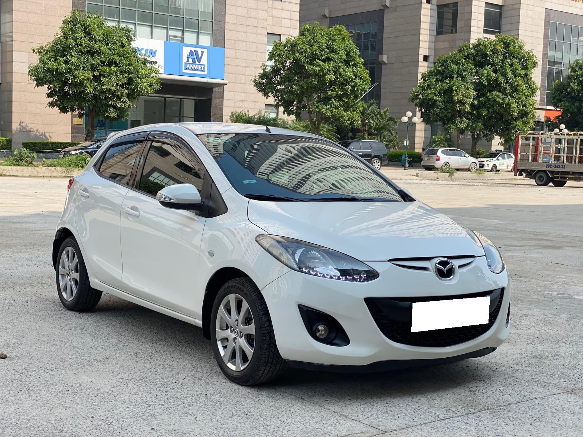 Bán xe Mazda2 2013 số tự động màu trắng tinh