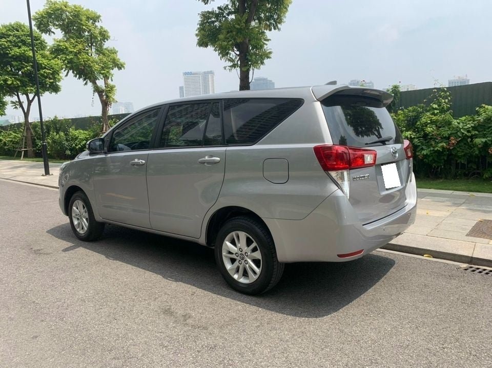 Cần bán xe Toyota Innova 2018 số sàn màu xám