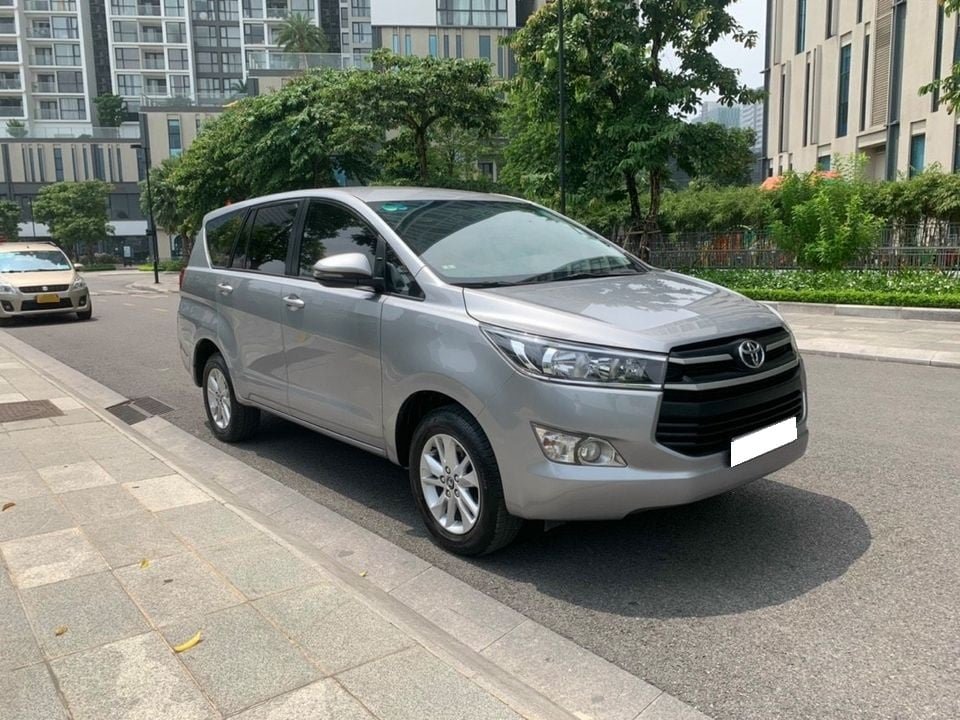 Cần bán xe Toyota Innova 2018 số sàn màu xám