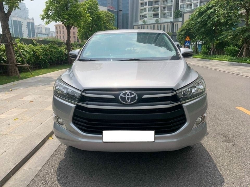 Cần bán xe Toyota Innova 2018 số sàn màu xám