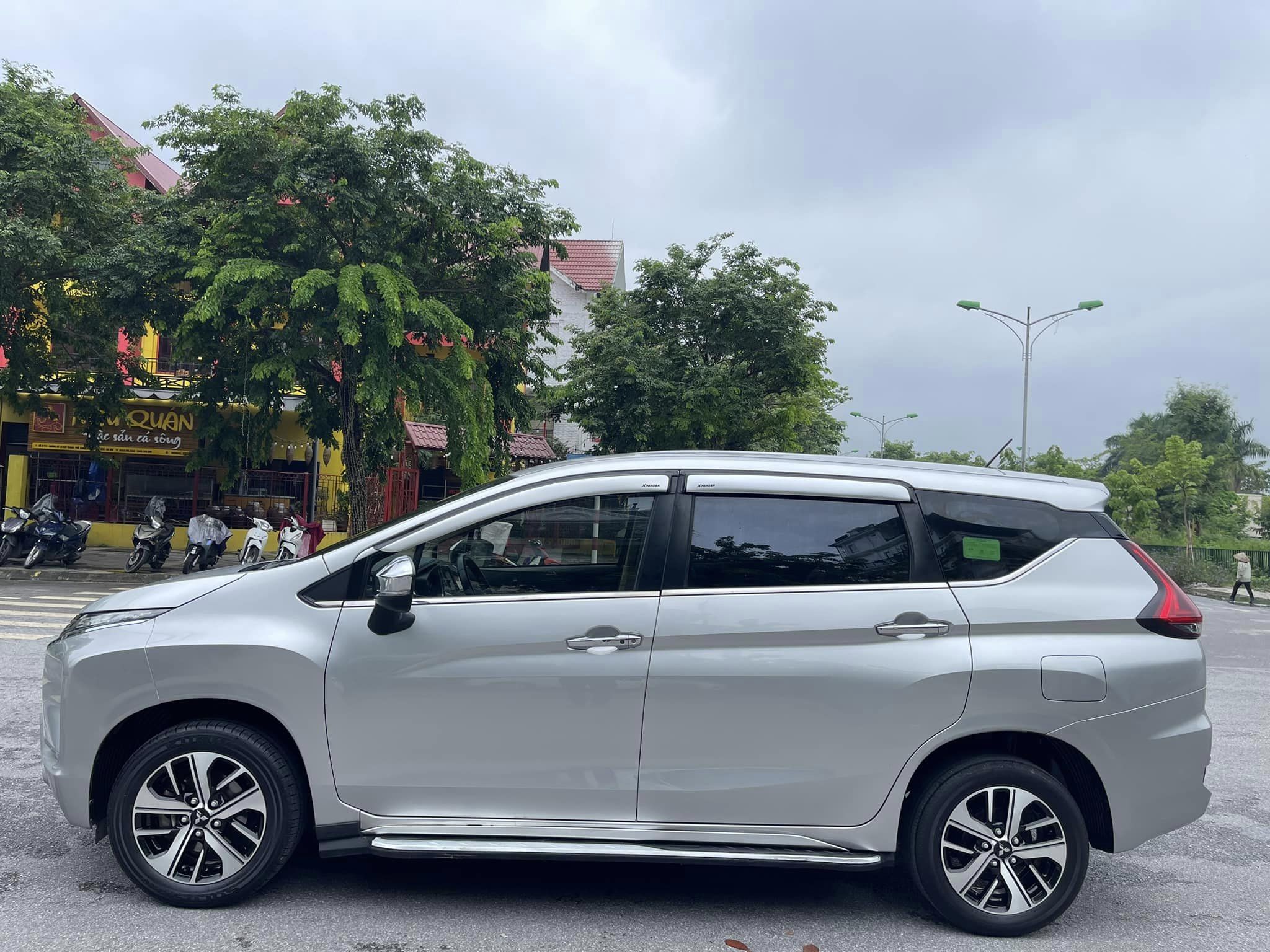 Cần bán xe Mitsubishi Xpander số tự động màu xám