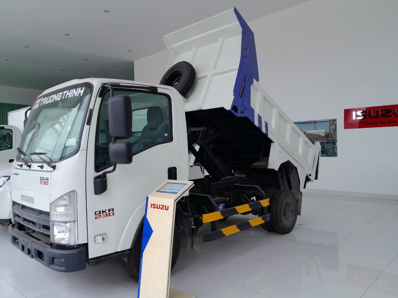 Xe Ben Isuzu 1,9 tấn - QLR230 thùng bên tự độ - Giao ngay!