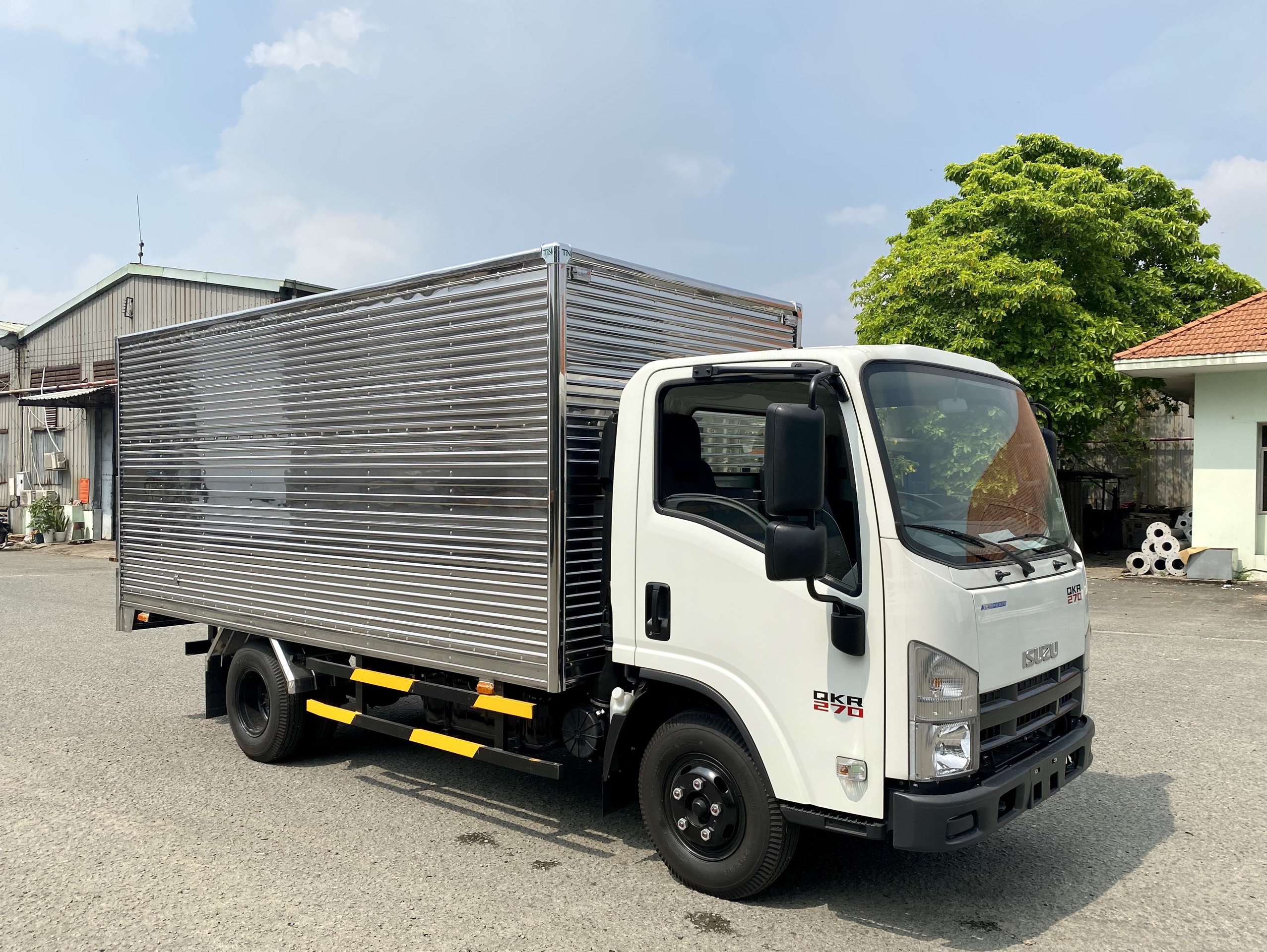 ISUZU QMH210 THÙNG KÍN TIÊU CHUẨN - 2023 ( 2 TẤN)