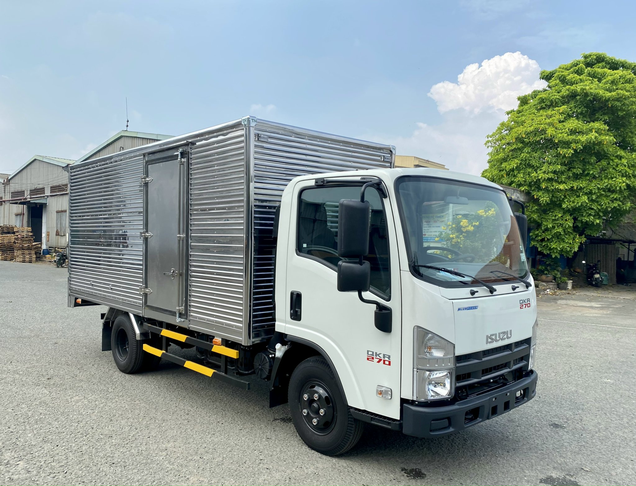 ISUZU QMH210 THÙNG KÍN TIÊU CHUẨN - 2023 ( 2 TẤN)