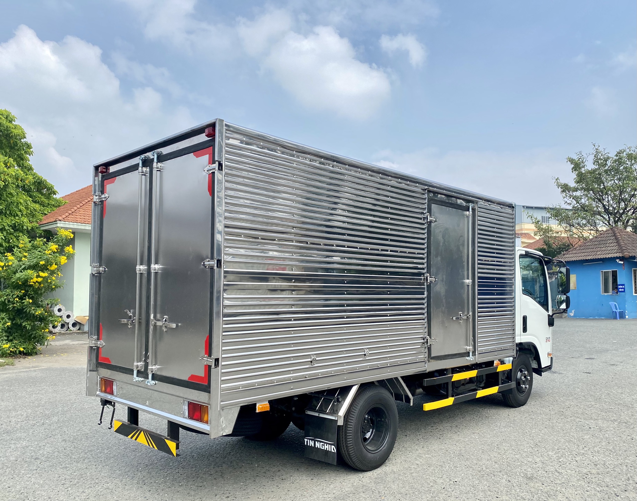 ISUZU QMH210 THÙNG KÍN TIÊU CHUẨN - 2023 ( 2 TẤN)