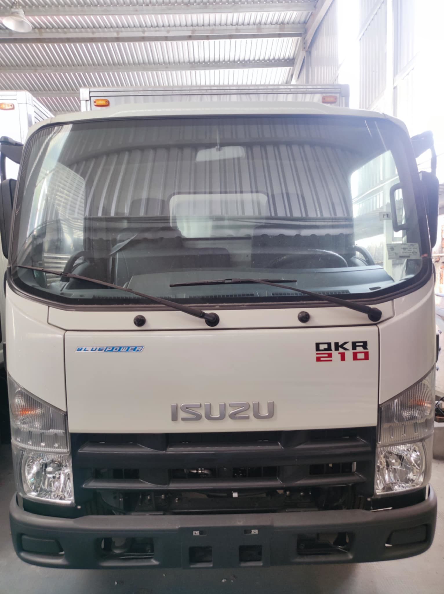 ISUZU QKR210 (QMR77HE4A) 1T9 thùng kín dài 4m36