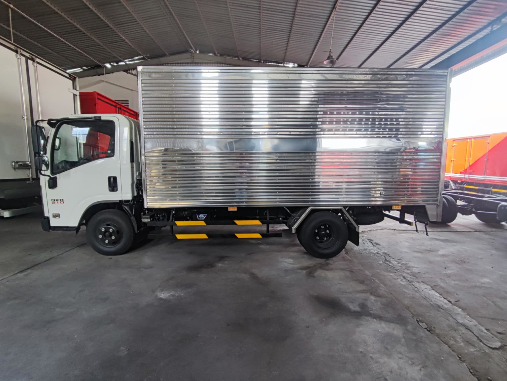 ISUZU QKR210 (QMR77HE4A) 1T9 thùng kín dài 4m36