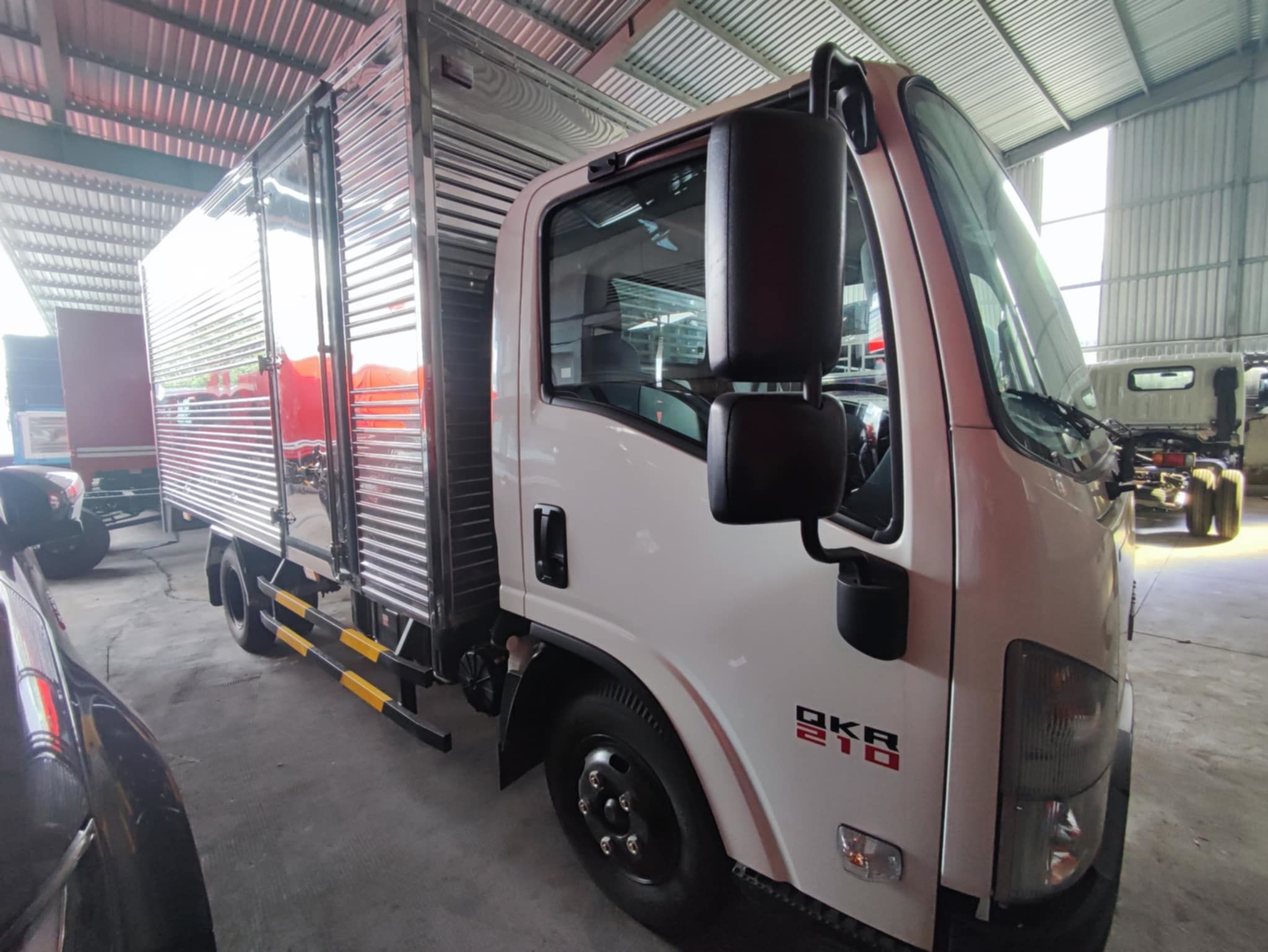 ISUZU QKR210 (QMR77HE4A) 1T9 thùng kín dài 4m36