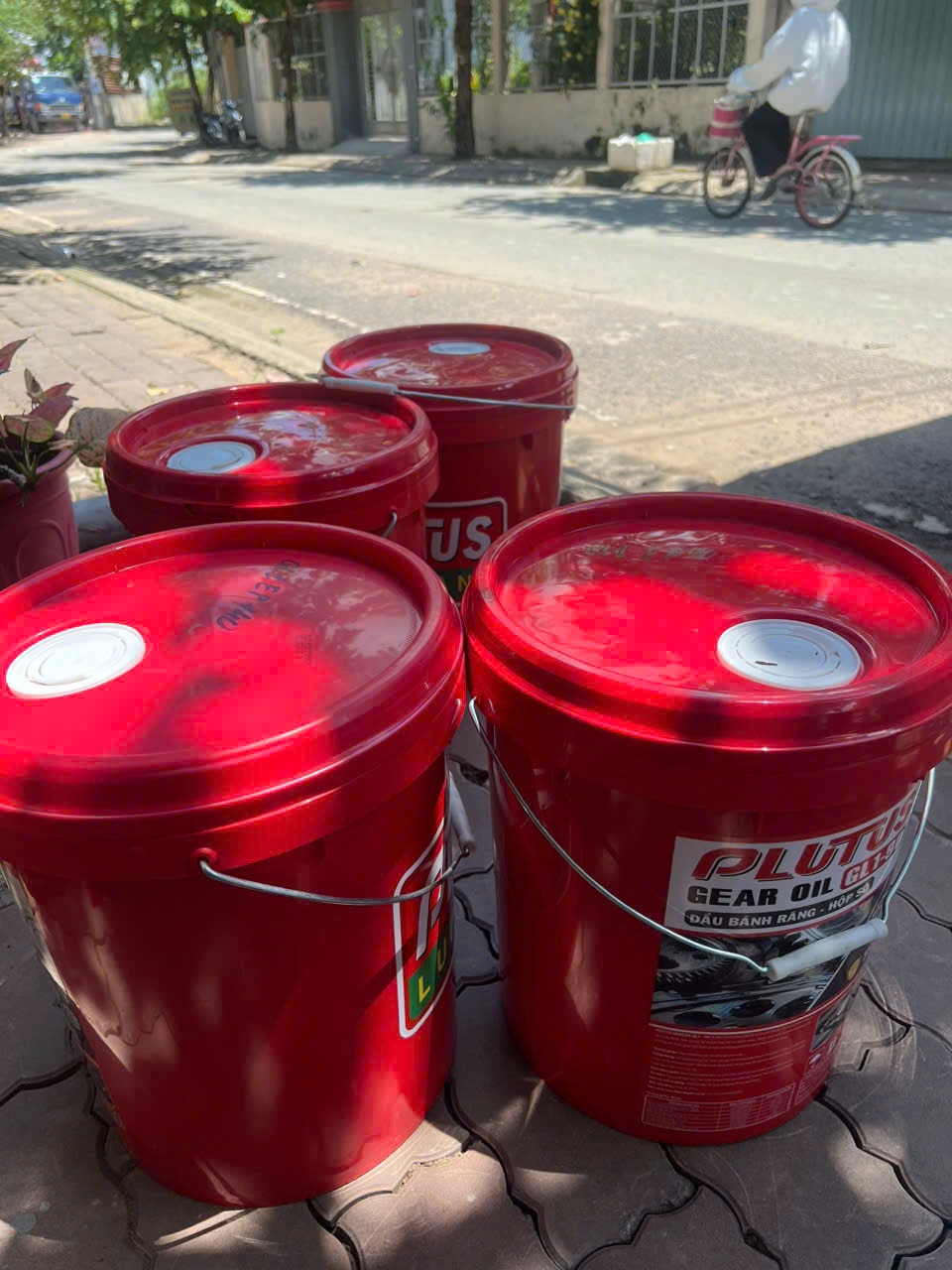 cách lấy dầu nhớt từ phuy 200L đúng cách và an toàn