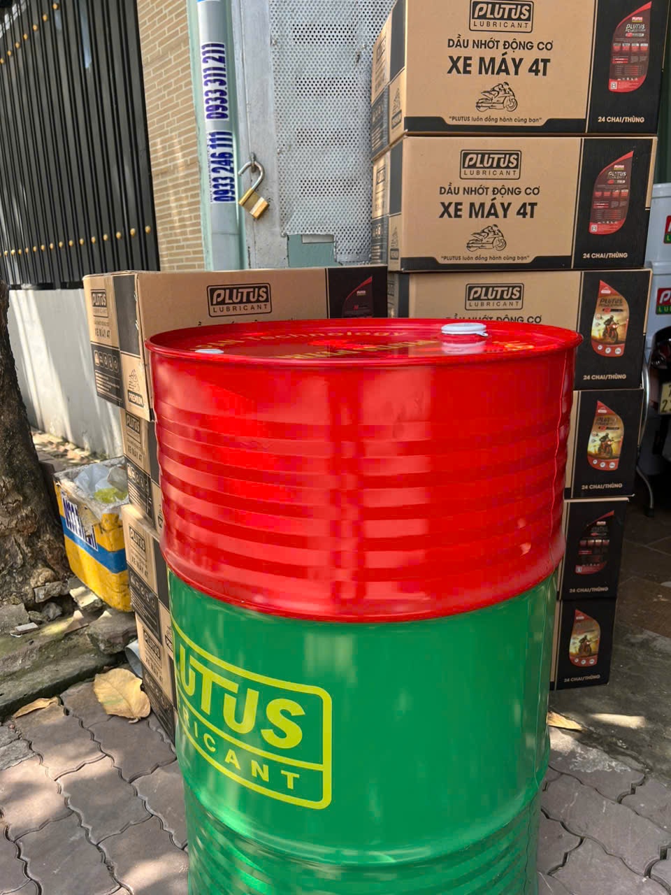 cách lấy dầu nhớt từ phuy 200L đúng cách và an toàn