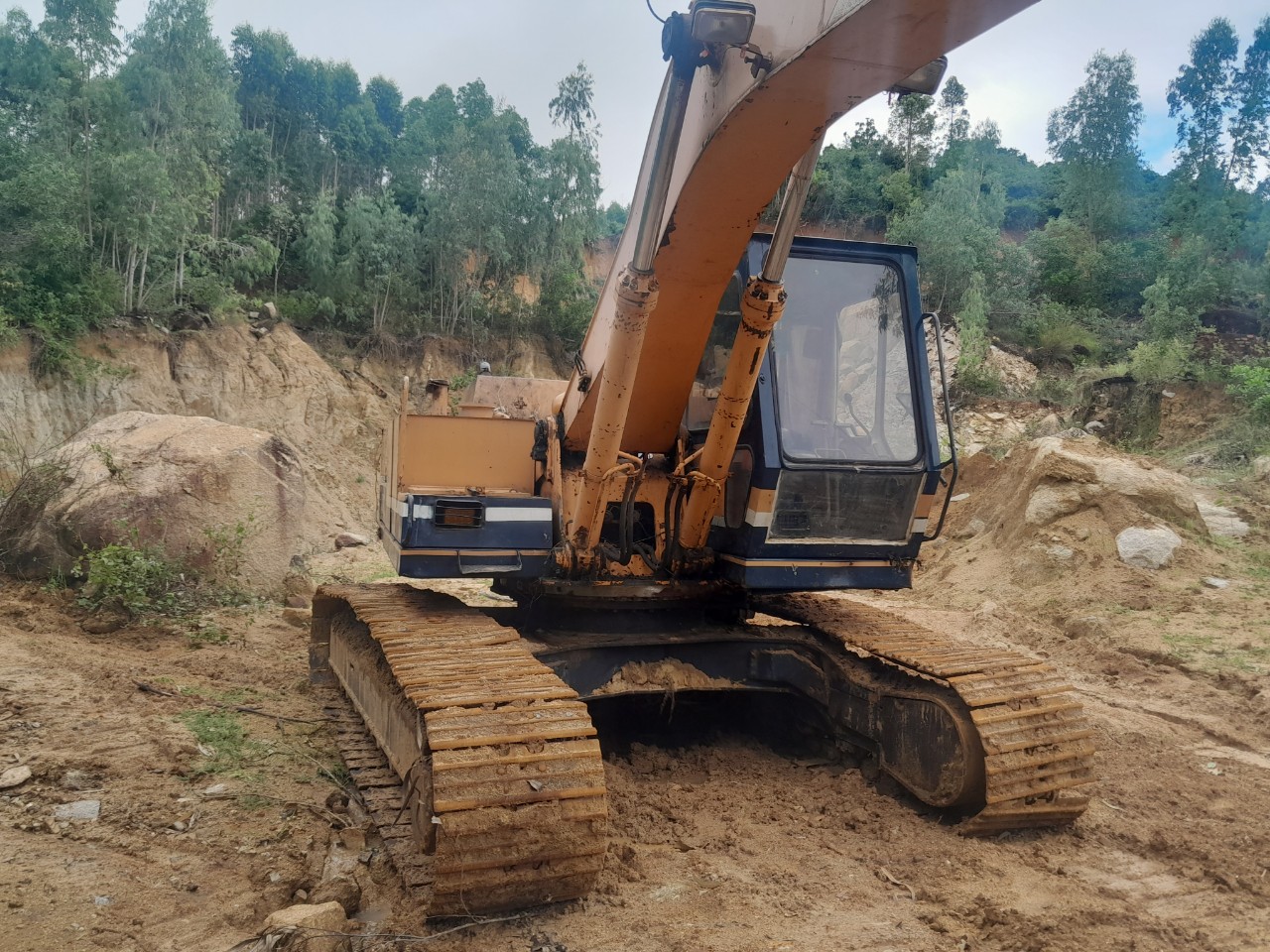 Sang nhượng xe xúc đời 89 máy 07 Kobelco