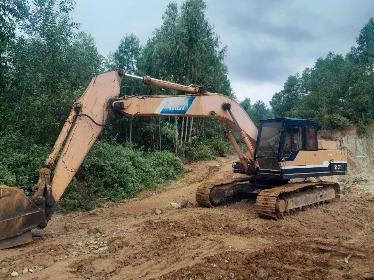 Sang nhượng xe xúc đời 89 máy 07 Kobelco